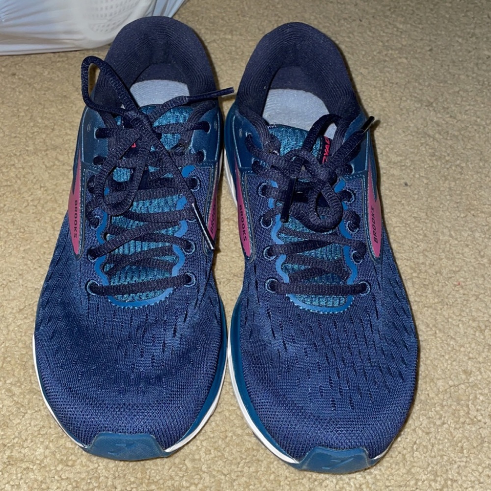 Brooks navy blue DNA tennis shoes